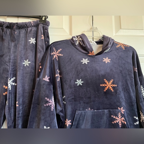 COZIE✨2 Pc PJ Set -Navy Blue Velour Background w Colorful Snowflakes- Hoodie Top - Picture 6 of 12